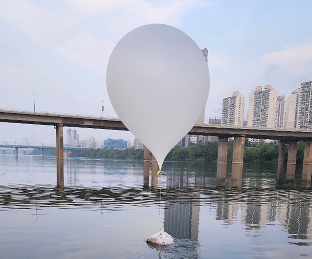 Corea del Norte envía cientos de globos con basura hacia el Sur