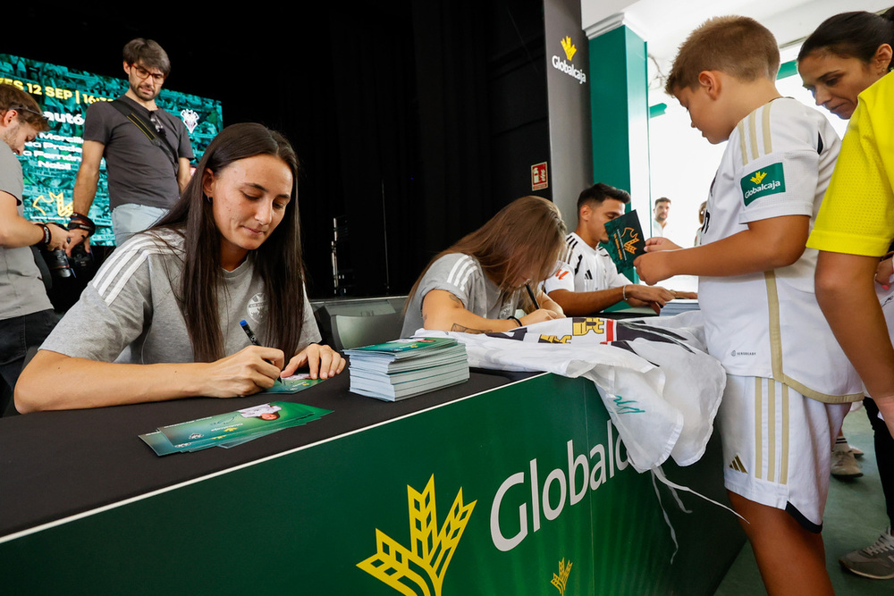 Varios jugadores firmaron autógrafos en el stand de Globalcaja