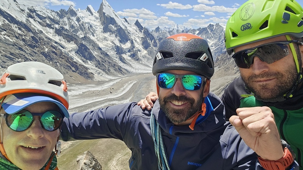 Celebran la llegada a la cumbre en esta aguja de granito.