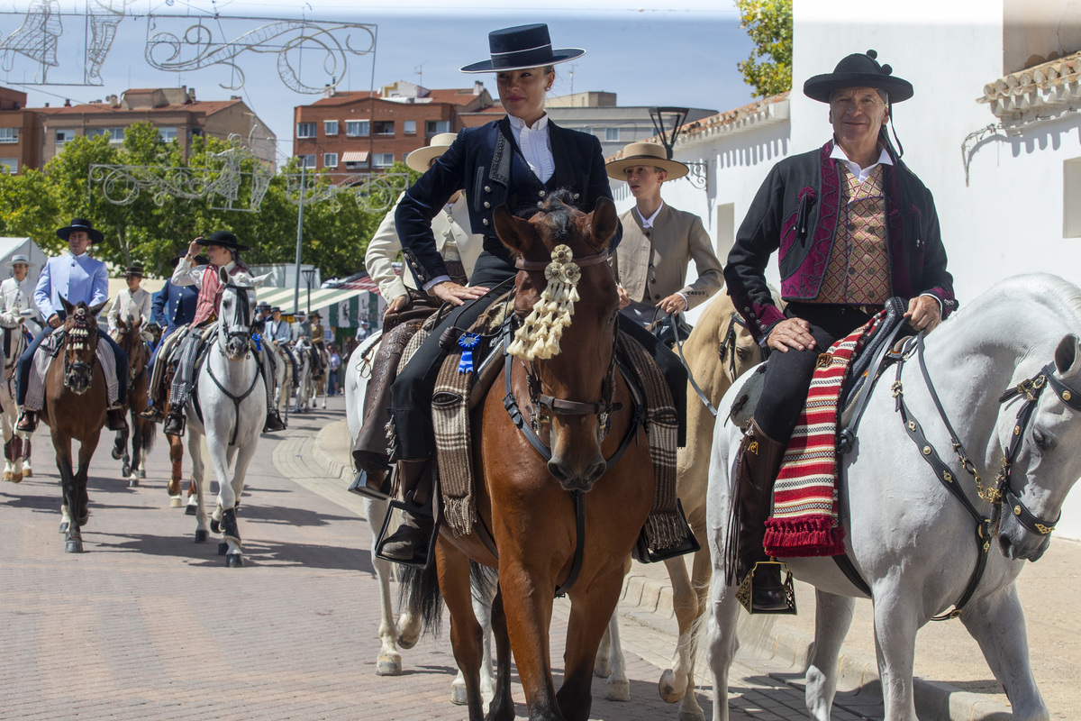 La cabalgata ecuestre llenó la feria de color  / JOSÉ MIGUEL ESPARCIA