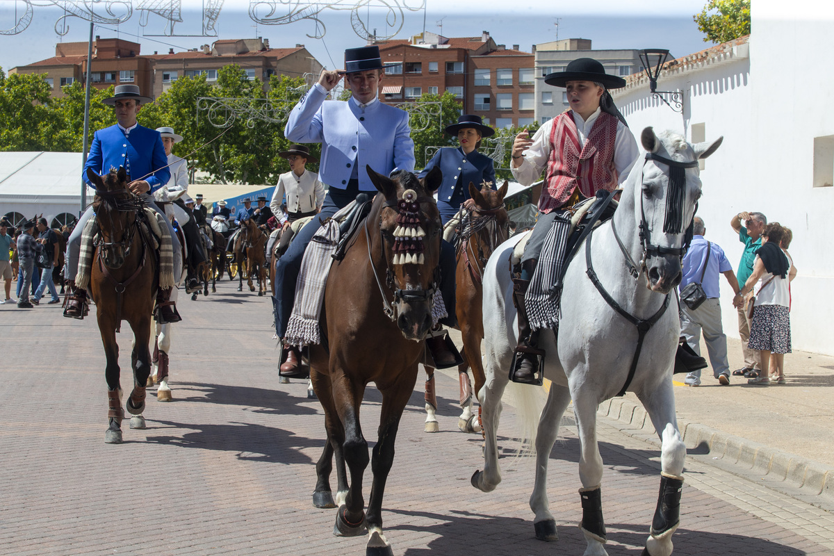 La cabalgata ecuestre llenó la feria de color  / JOSÉ MIGUEL ESPARCIA