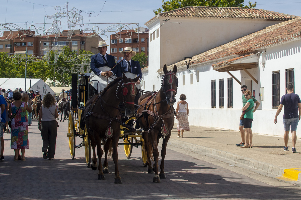 La cabalgata ecuestre llenó la feria de color  / JOSÉ MIGUEL ESPARCIA