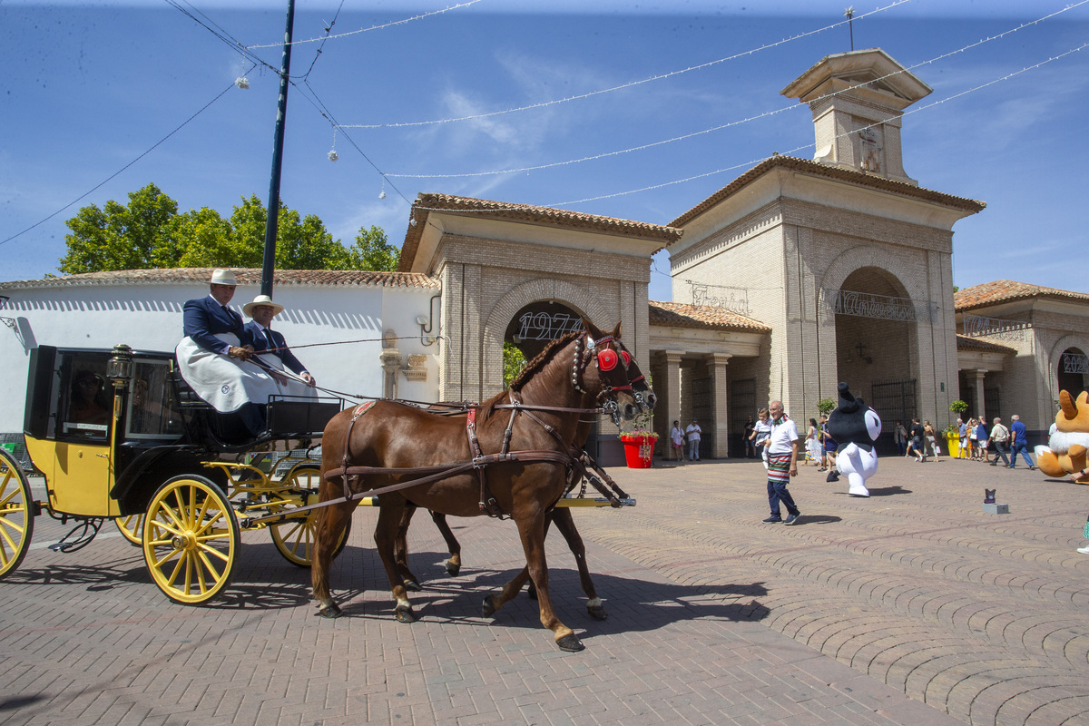 La cabalgata ecuestre llenó la feria de color  / JOSÉ MIGUEL ESPARCIA