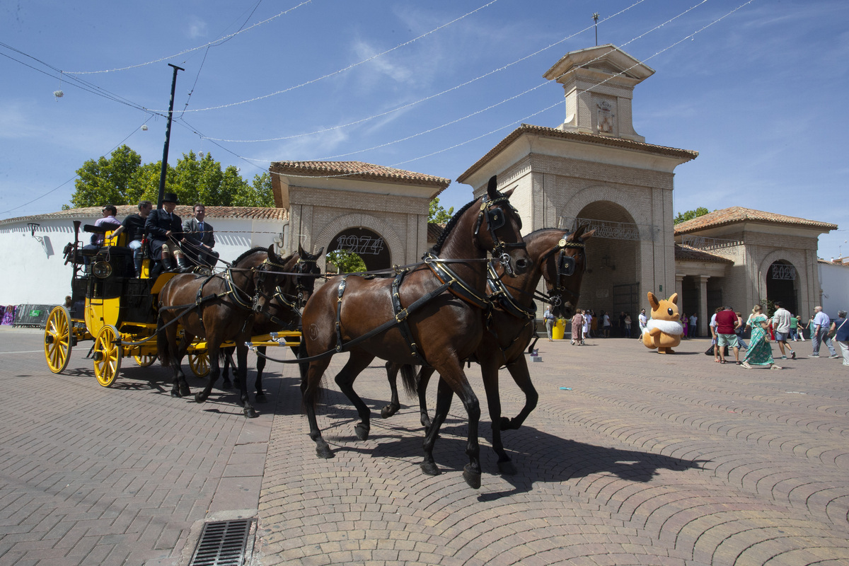 La cabalgata ecuestre llenó la feria de color  / JOSÉ MIGUEL ESPARCIA