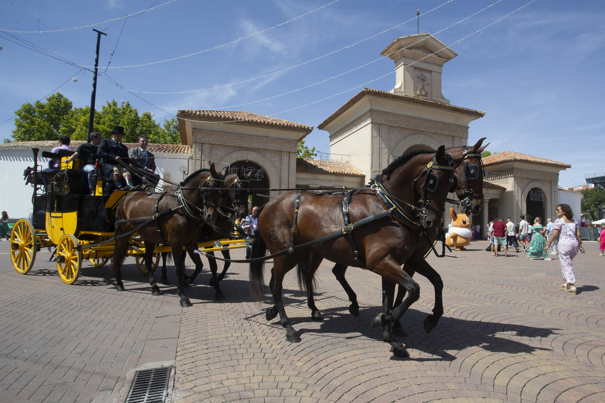 La cabalgata ecuestre llenó la feria de color  / JOSÉ MIGUEL ESPARCIA