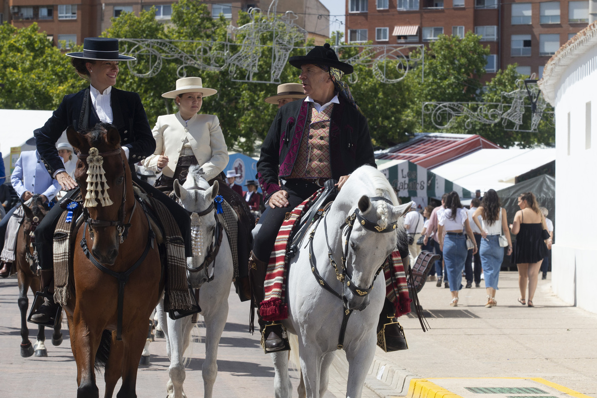 La cabalgata ecuestre llenó la feria de color  / JOSÉ MIGUEL ESPARCIA