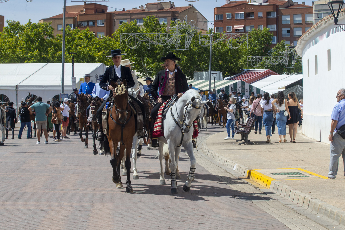 La cabalgata ecuestre llenó la feria de color  / JOSÉ MIGUEL ESPARCIA