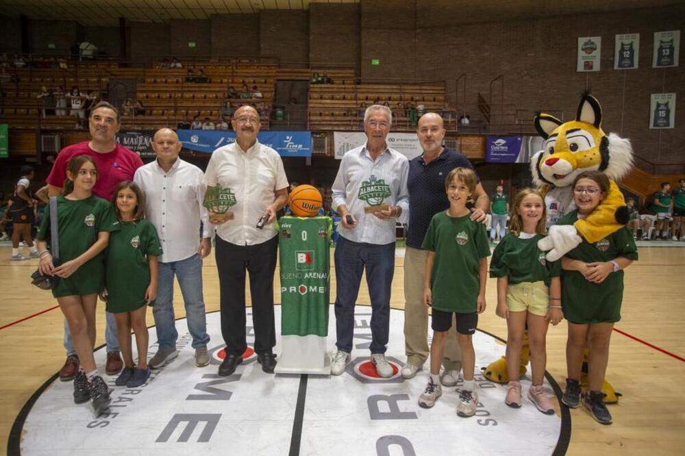 Miguel López Valles e Ignacio Encarnación recibieron un homenaje por parte del Albacete Basket y el Ayuntamiento.