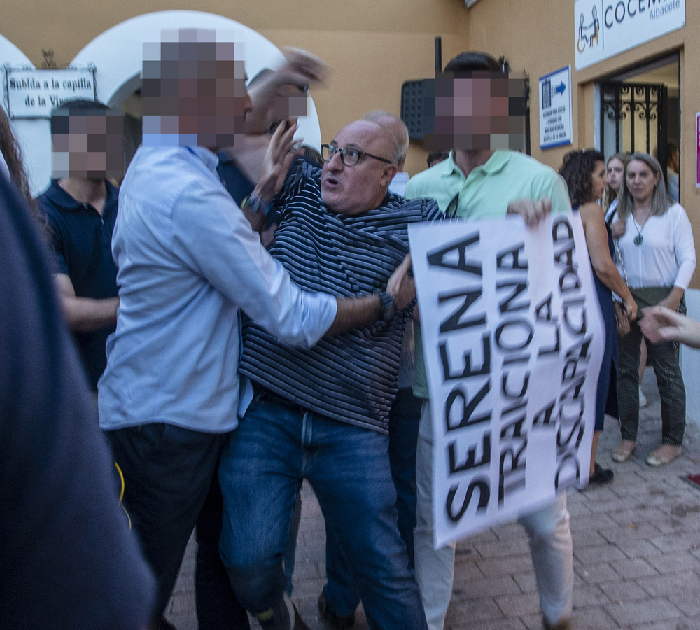 El instante del forcejeo entre el manifestante y el equipo de seguridad. 