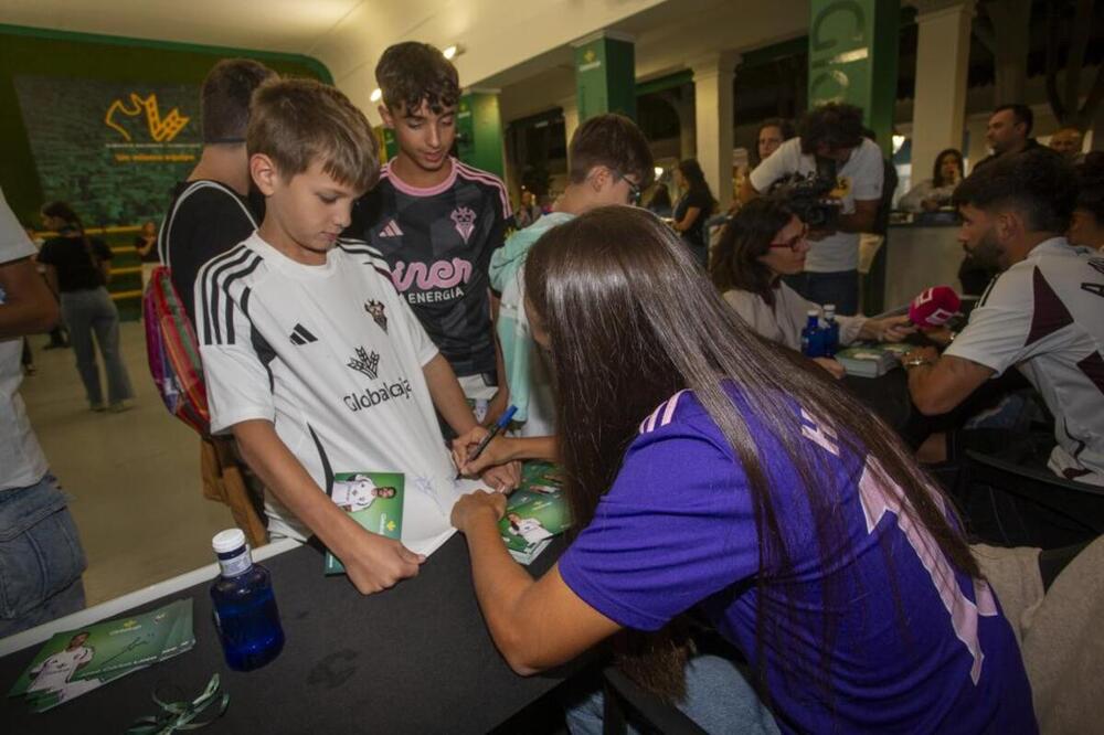 Los jugadores del Alba firmaron autógrafos en Globalcaja