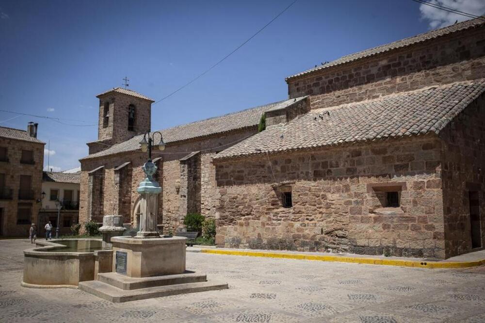 La Iglesia de San Esteban en Villapalacios acogió la celebración de la boda.