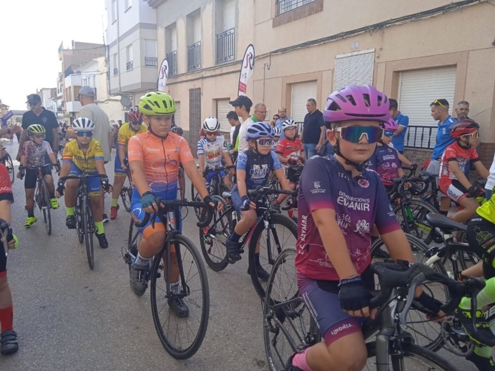 Los jóvenes ciclistas posan antes de comenzar la prueba.