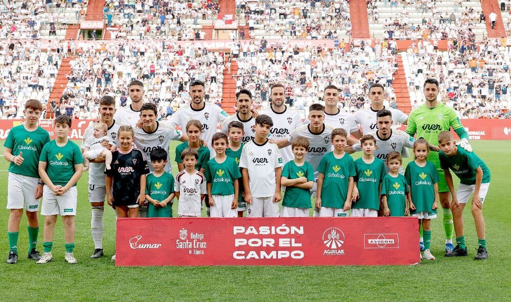 Formación del Albacete con jóvenes aficionados en los prolegómenos del partido.