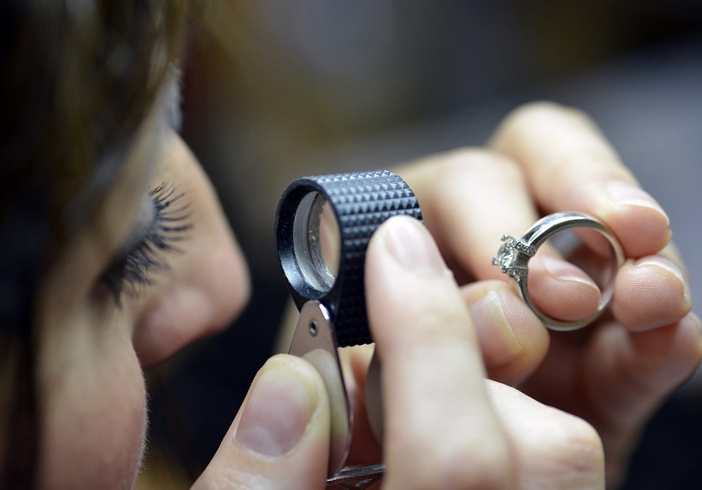 Una gemóloga examina de forma pormenorizada un anillo.