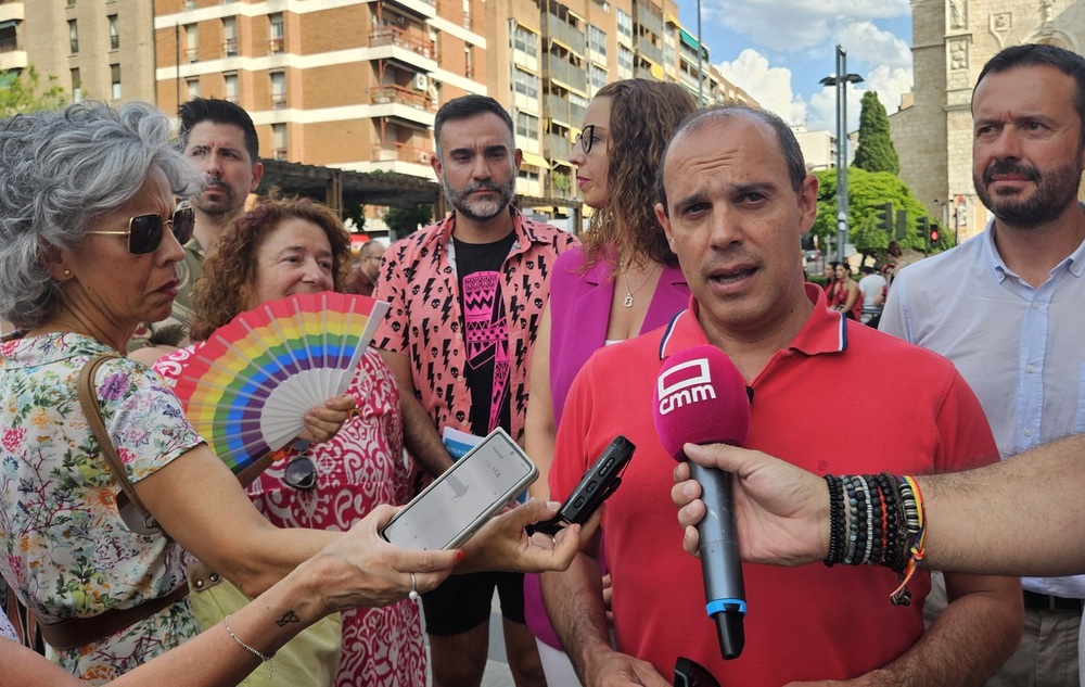 Bellido confirma que colgará la bandera LGTBI en las Cortes