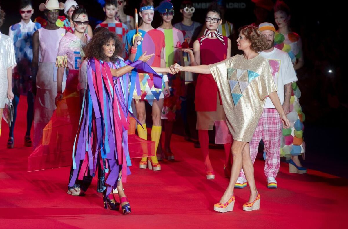 La actriz Ana Turpin (i) y la diseñadora Agatha Ruiz de la Prada tras su desfile en la Mercedes-Benz Fashion Week, en la Feria de Madrid IFEMA, a 12 de septiembre de 2024  / ALBERTO ORTEGA   EUROPA PRESS