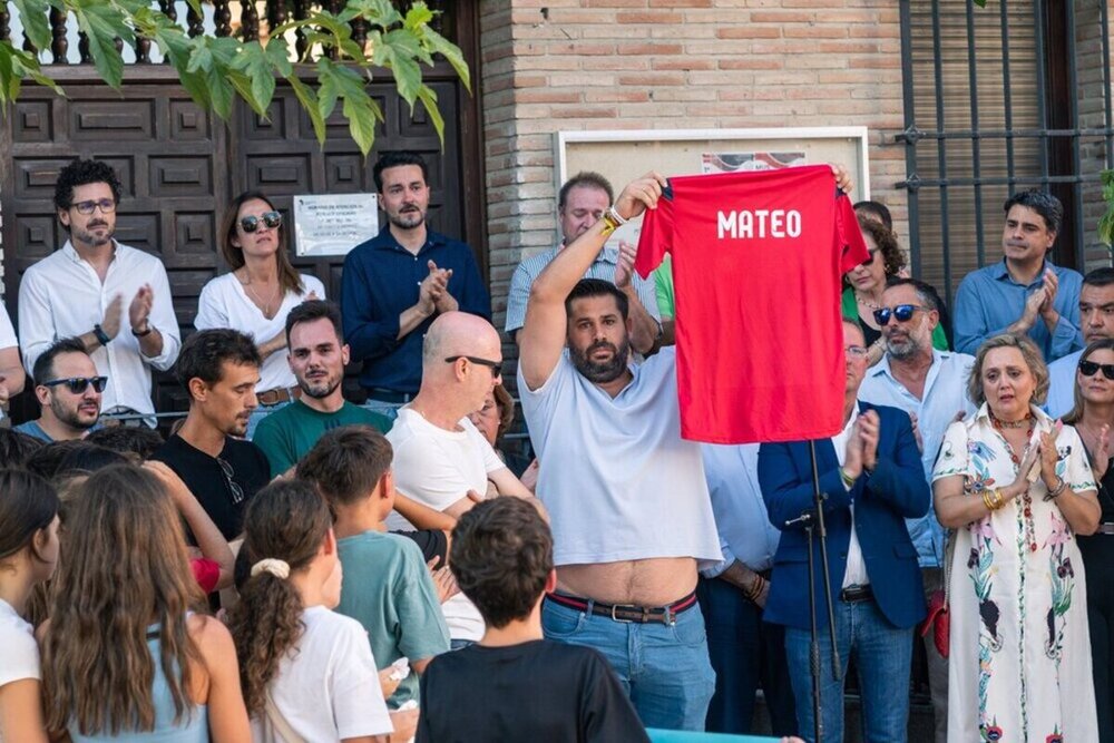 La camiseta del Mocejón del pequeño Mateo, durante un minuto de silencio tras su asesinato. 