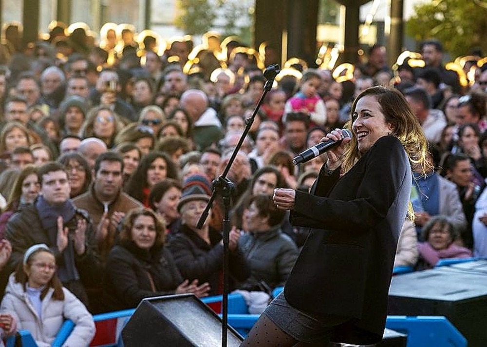 Rozalén, en su actuación en el festival ‘Albacete por Letur’, en una Caseta de los Jardinillos abarrotada de público.