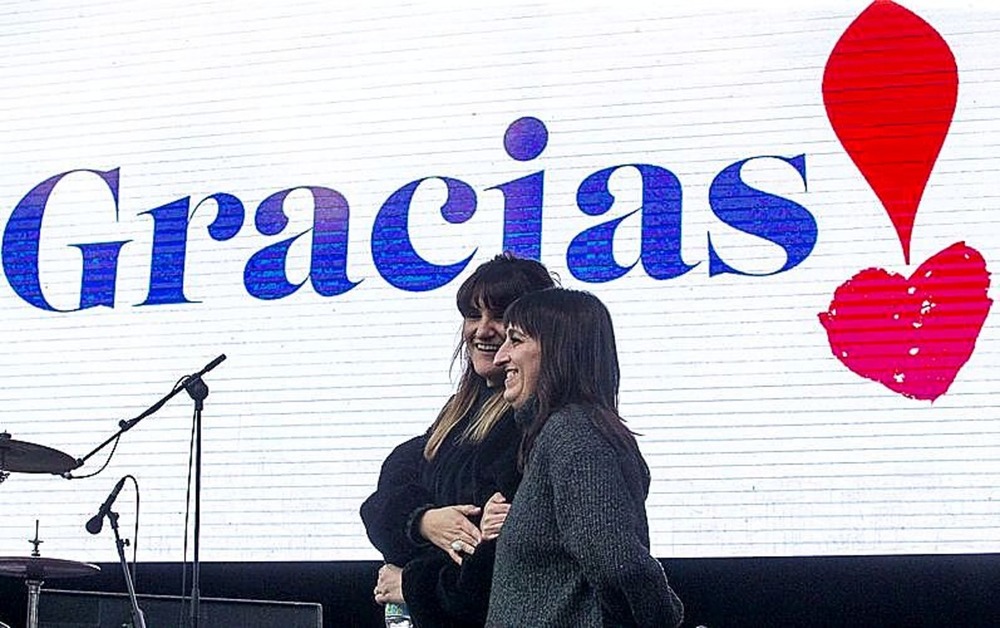 Rozalén, en su actuación en el festival ‘Albacete por Letur’, en una Caseta de los Jardinillos abarrotada de público.