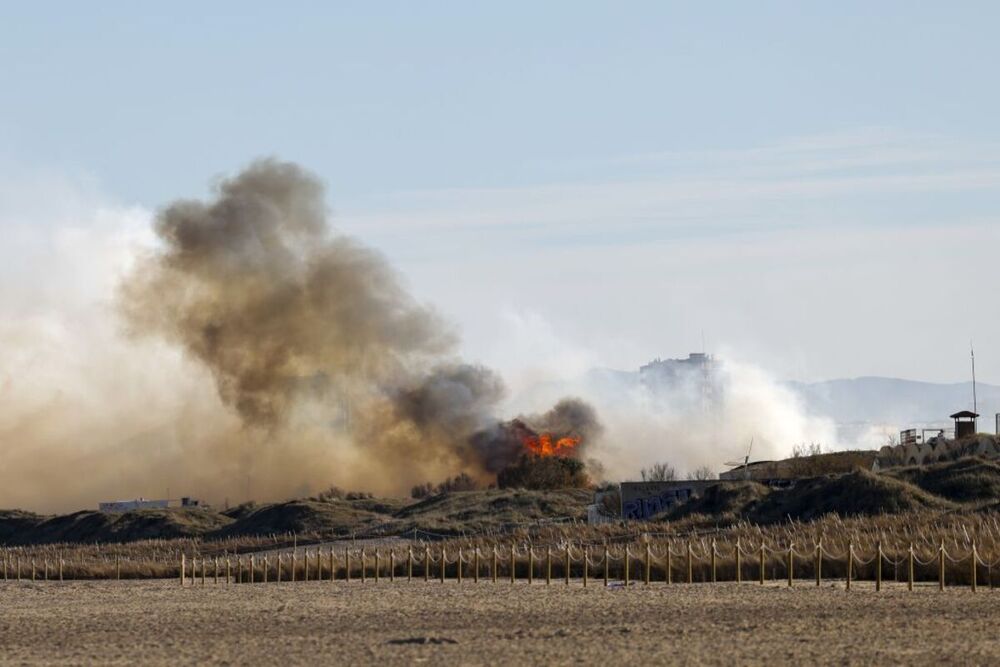 Cinco edificios evacuados por un incendio en Valencia