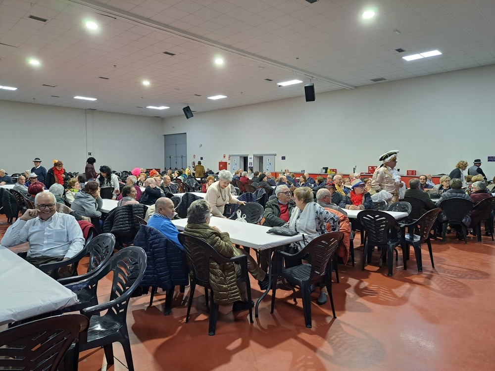 La Caja Blanca se llenó para la fiesta de los mayores.