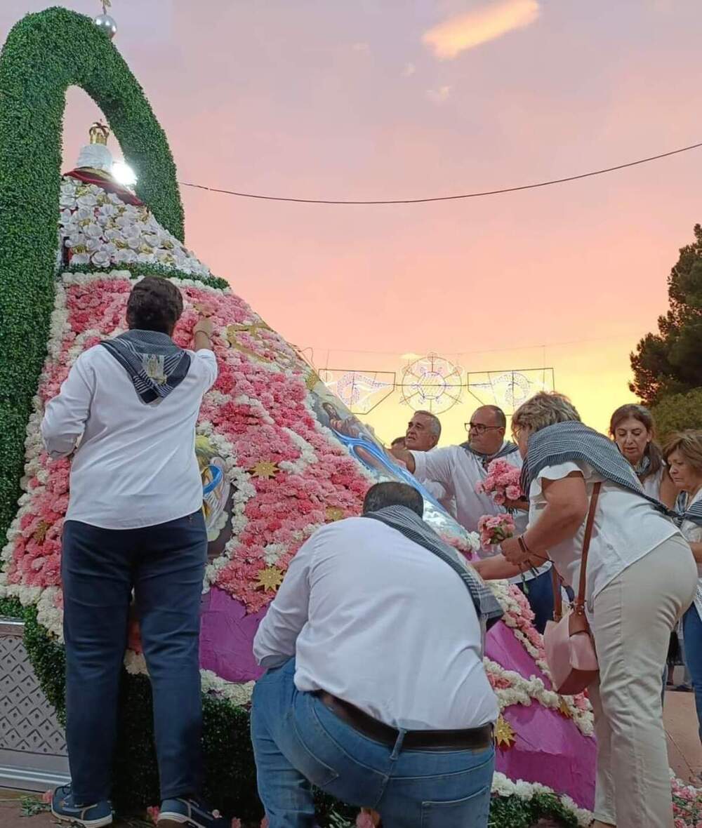 Manifestación de fervor a la Virgen en el Dulce Nombre 