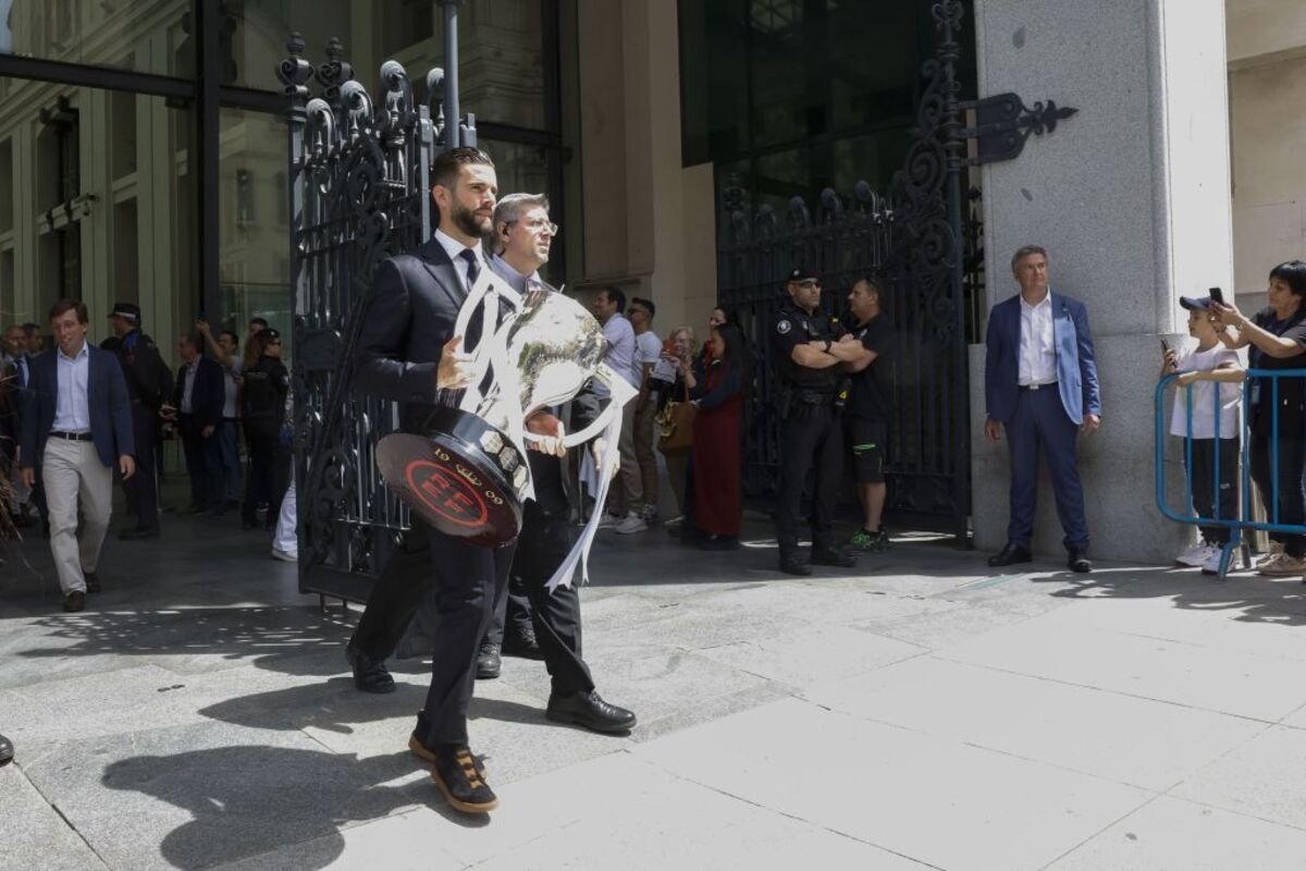 El Real Madrid recibe el trofeo de su trigésimo sexta Liga e inicia las celebraciones  / ZIPI ARAGÓN