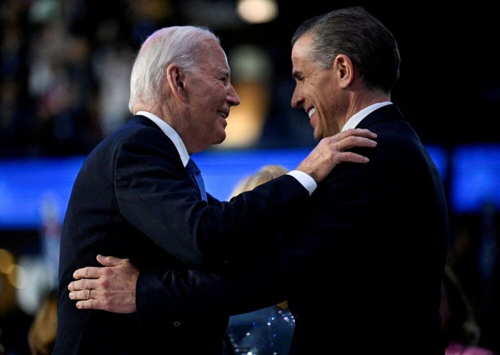 Joe Biden (i) junto a su hijo Hunter