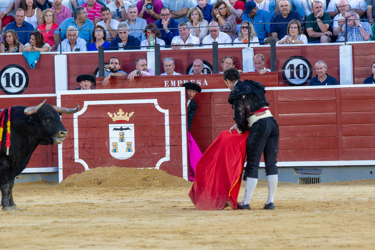 Imágenes de la primera corrida del abono ferial  / JOSÉ MIGUEL ESPARCIA