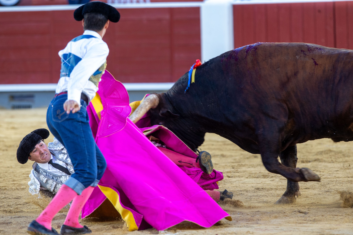 Imágenes de la primera corrida del abono ferial  / JOSÉ MIGUEL ESPARCIA