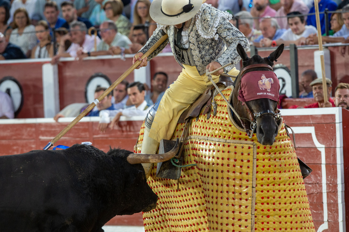 Imágenes de la primera corrida del abono ferial  / JOSÉ MIGUEL ESPARCIA