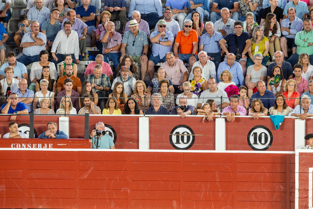 Imágenes de la primera corrida del abono ferial  / JOSÉ MIGUEL ESPARCIA