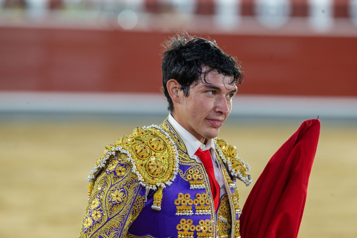 Imágenes de la primera corrida del abono ferial  / JOSÉ MIGUEL ESPARCIA