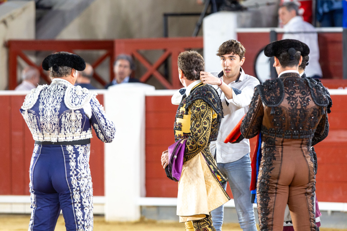 Imágenes de la primera corrida del abono ferial  / JOSÉ MIGUEL ESPARCIA