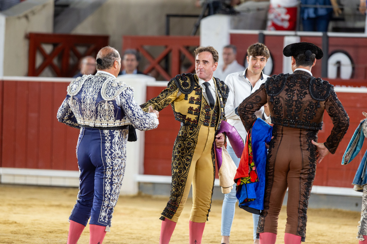 Imágenes de la primera corrida del abono ferial  / JOSÉ MIGUEL ESPARCIA