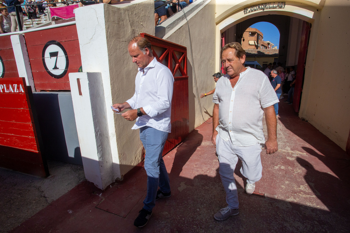 Imágenes de la primera corrida del abono ferial  / JOSÉ MIGUEL ESPARCIA