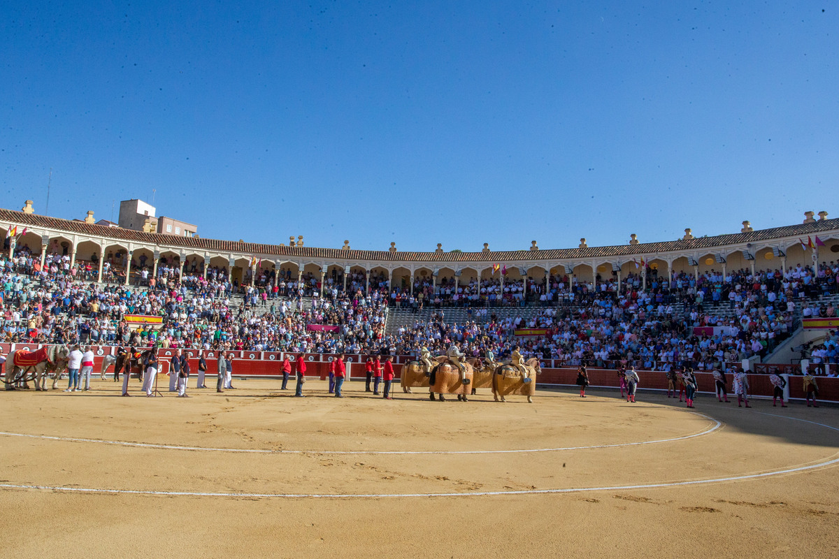 Imágenes de la primera corrida del abono ferial  / JOSÉ MIGUEL ESPARCIA