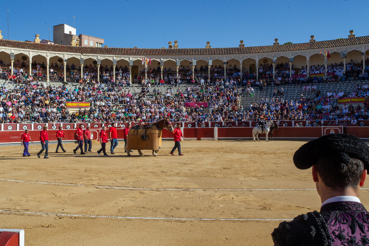 Imágenes de la primera corrida del abono ferial  / JOSÉ MIGUEL ESPARCIA