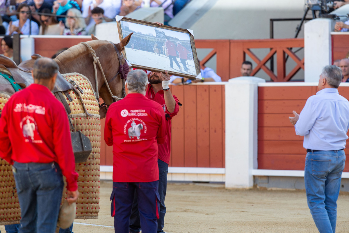 Imágenes de la primera corrida del abono ferial  / JOSÉ MIGUEL ESPARCIA