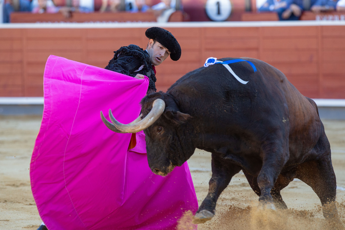 Imágenes de la primera corrida del abono ferial  / JOSÉ MIGUEL ESPARCIA