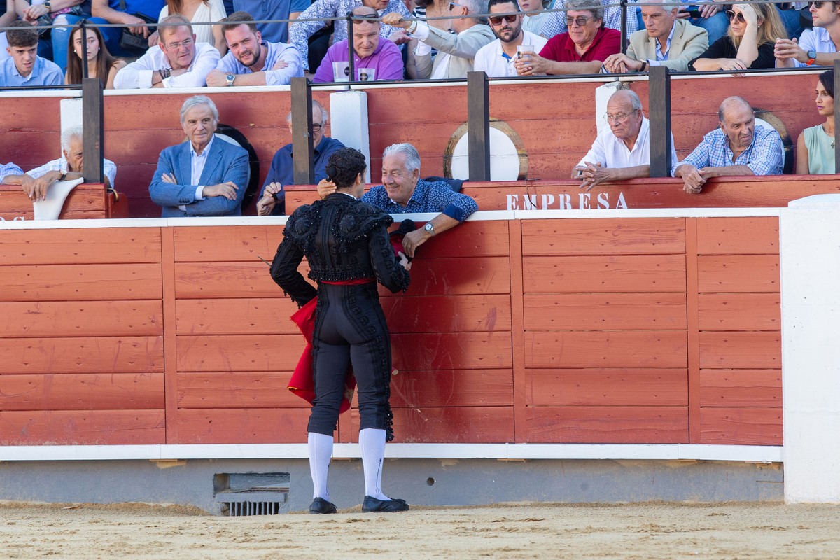 Imágenes de la primera corrida del abono ferial  / JOSÉ MIGUEL ESPARCIA