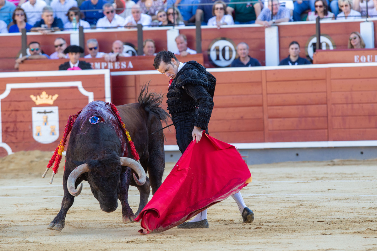 Imágenes de la primera corrida del abono ferial  / JOSÉ MIGUEL ESPARCIA