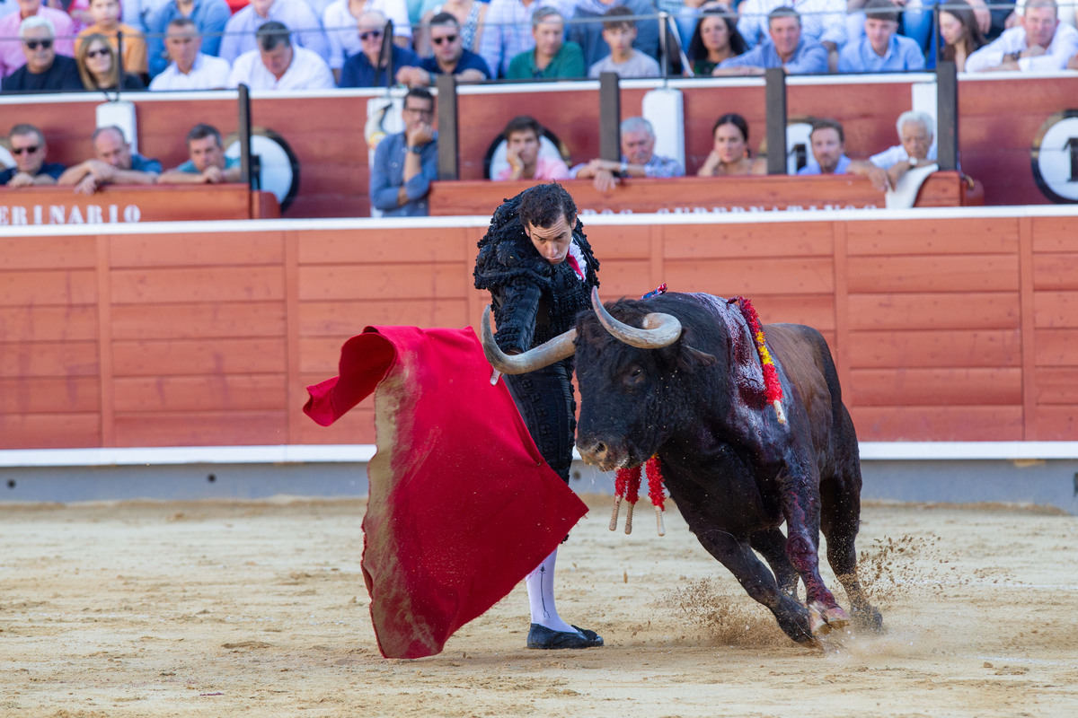 Imágenes de la primera corrida del abono ferial  / JOSÉ MIGUEL ESPARCIA