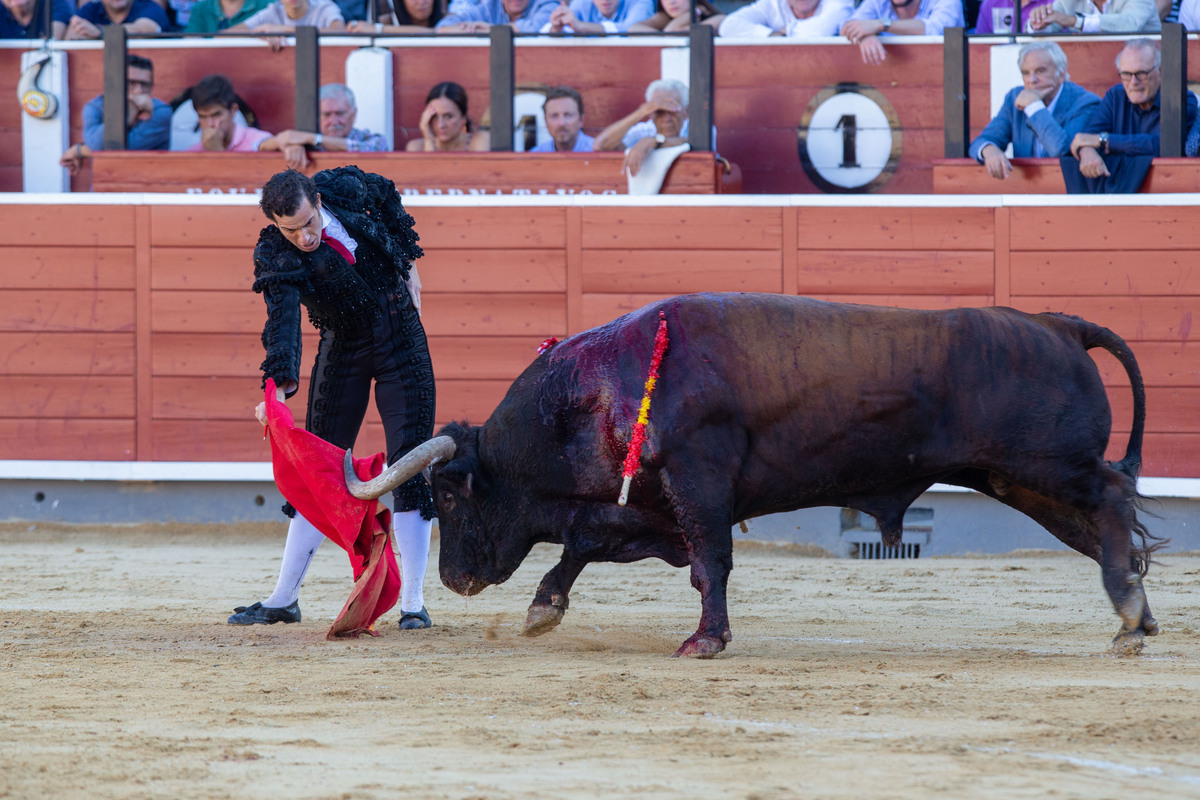 Imágenes de la primera corrida del abono ferial  / JOSÉ MIGUEL ESPARCIA