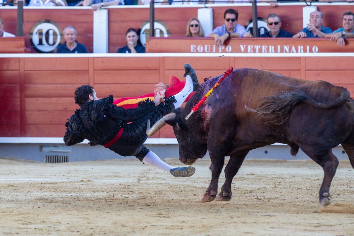 Imágenes de la primera corrida del abono ferial  / JOSÉ MIGUEL ESPARCIA