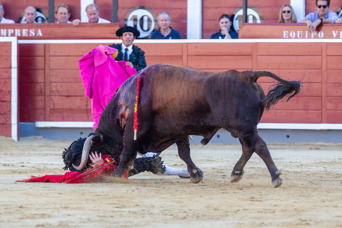 Imágenes de la primera corrida del abono ferial  / JOSÉ MIGUEL ESPARCIA