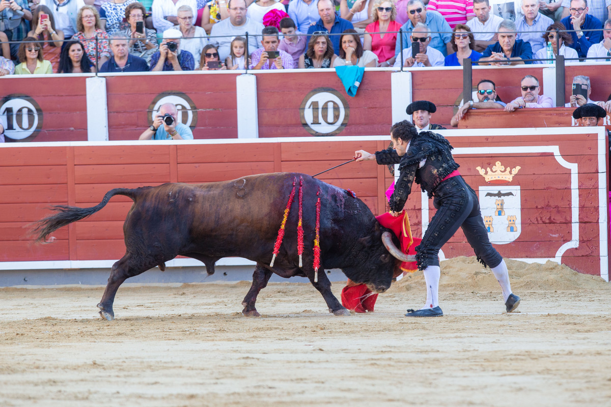 Imágenes de la primera corrida del abono ferial  / JOSÉ MIGUEL ESPARCIA