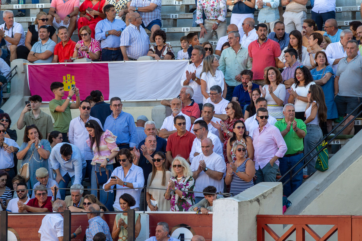 Imágenes de la primera corrida del abono ferial  / JOSÉ MIGUEL ESPARCIA