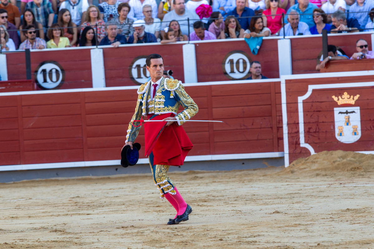 Imágenes de la primera corrida del abono ferial  / JOSÉ MIGUEL ESPARCIA