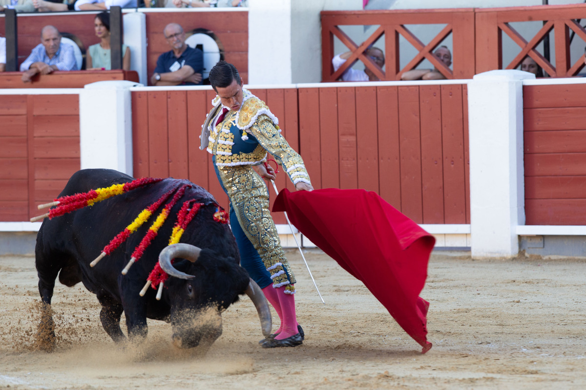 Imágenes de la primera corrida del abono ferial  / JOSÉ MIGUEL ESPARCIA